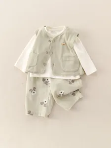 Completo 3 pezzi neonato con camicia beige gilet verde e pantaloni con stampa cucciolo