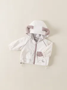 Coupe-vent enfant beige avec détails roses et oreilles d'animaux mignonnes sur capuche
