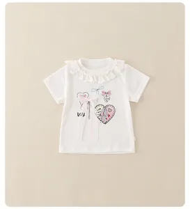 Detail van wit meisjes-T-shirt met kanten kraag en roze strik van zacht katoen