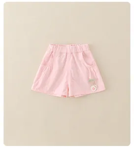 Detail van roze katoenen meisjesshort met kersenvormig borduursel en elastische taille