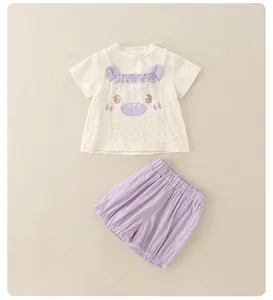 Dettaglio del set estivo in cotone per bambine con patchwork di mostri e pantaloncini