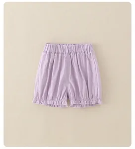 Dettaglio di pantaloncini viola chiaro per bambina con vita elastica e orlo a volant