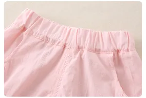 Detail van de roze meisjesshort met elastische tailleband en getextureerde ruitjesstof