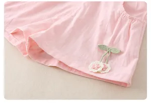 Detailopname van roze katoenen short met handgemaakte gehaakte kersendecoratie voor meisjes