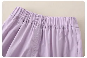 Dettaglio dell'abito lavanda per bambina con vita elastica e doppie cuciture rinforzate