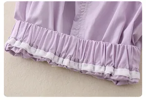 Dettaglio macro dell'elastico in vita su abbigliamento estivo per bambine color lavanda