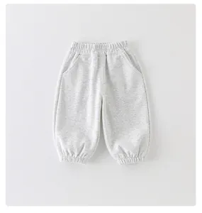 Detail van grijze kinderjoggingbroek met elastische tailleband en zachte gebreide stof