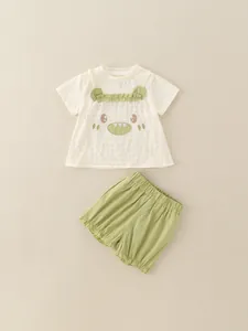 Simpatico completo estivo da bambina con maglietta mostro e pantaloncini verde avocado