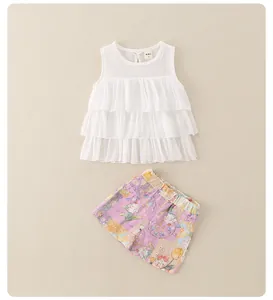 Dettaglio completo completo bambina con top in chiffon a balze e pantaloncini viola