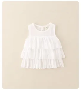 Dettaglio del top bianco senza maniche a balze in chiffon con elegante stile principessa