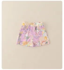 Dettaglio degli shorts estivi da bambina con vita elastica e motivi di conigli e tulipani