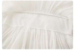 Dettaglio del tessuto in chiffon plissettato bianco con sottili pieghe e cuciture pulite