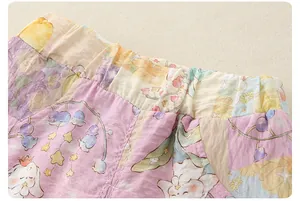 Dettaglio dell'elastico in vita di pantaloncini di cotone a fiori da bambina