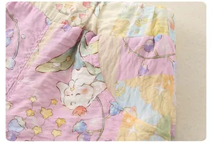 Dettaglio dei pantaloncini floreali per bambini con elastico in vita e fata