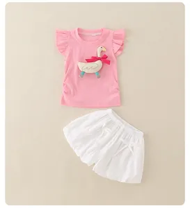 Dettaglio completo estivo bambina con maglia rosa a volant e pantaloncini bianchi