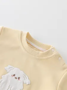 Schattige gele katoenen peutersweatshirt met zachte puppyborduring en schouderknopen