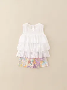 Set estivo da bambina con top bianco a balze e pantaloncini colorati con stampe cartoon