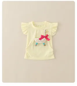 Dettaglio del top giallo in maglia a costine per bimbi con volant e toppa oca