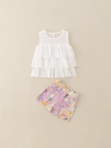 Completo estivo da bambina con canotta in chiffon bianco e pantaloncini floreali viola