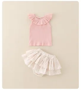 Dettaglio top rosa a coste senza maniche e gonna a balze floreale per bambina