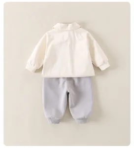 Vue arrière détaillée d'un ensemble en coton deux pièces pour bébé avec bords-côtes