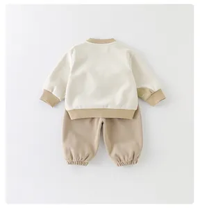 Flache Ansicht des zweiteiligen Sets aus beigem und khaki Baumwoll-Sweatshirt für Jungen