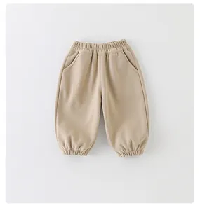 Detailansicht beige Baumwoll-Jogginghose mit elastischem Bund und Rippbündchen