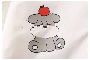 Détail de l'imprimé chiot mignon sur tissu en coton blanc pour vêtements garçons