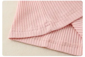 Dettaglio del tessuto a costine rosa chiaro con cuciture doppie per vestiti da bambina