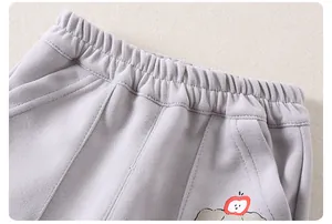 Détail du jogging en maille pour enfant avec taille élastique et imprimé pomme