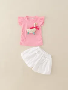 Completo estivo carino da bambina con t-shirt rosa cigno e pantaloncini bianchi a balze