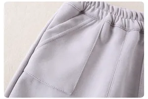 Détail du pantalon de jogging en coton pour garçon avec taille élastique et poches