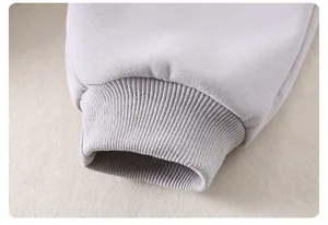 Détail du poignet côtelé sur un sweat-shirt en coton gris-violet pour petit garçon