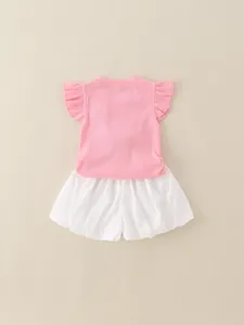 Completo estivo da bambina con top rosa a coste e maniche a volant e pantaloncini bianchi