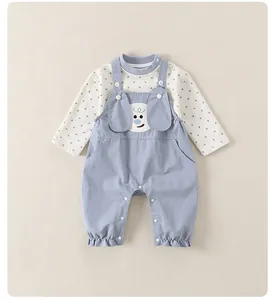 Detailansicht der Baby-Latzhose mit Hunde-Stickerei und langärmeligem gepunktetem T-Shirt