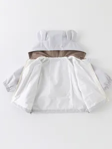 Giacca a vento grigio chiaro per bambini con graziose orecchie 3D e cappuccio a contrasto