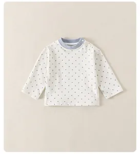 Detailansicht des gepunkteten Baby-Langarmshirts mit Schulterknöpfen und weichem Baumwollstoff