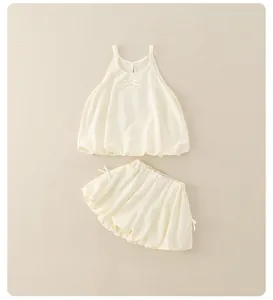 Détail d'un ensemble d'été pour bébé fille avec nœuds sur haut et short bouffant