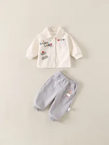 Ensemble mignon chiot pour petit garçon avec veste beige et pantalon de jogging gris
