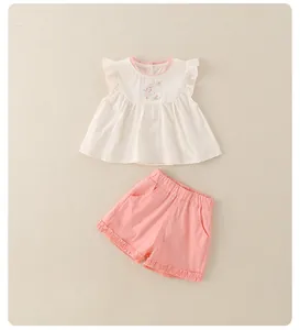 Détail d'ensemble d'été fille avec haut à manches volantes et short à volants en coton