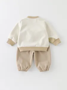 Baby Jungen Zweiteiler Set mit cremefarbenem Sweatshirt und Khaki-Hose im Casual-Stil