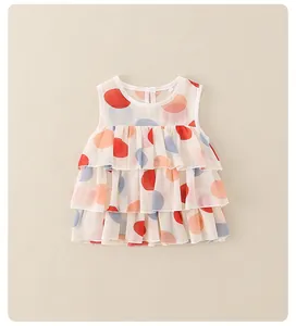 Dettaglio top senza maniche da bambina in chiffon con volant e pois colorati