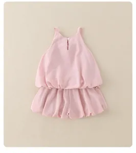 Détail d'un ensemble d'été rose pour bébé avec haut sans manches et short bouffant