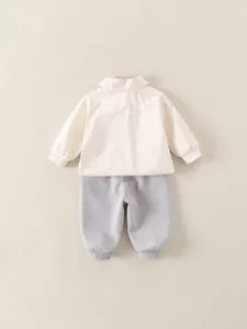 Vue arrière d'un ensemble deux pièces pour petit garçon avec haut à manches longues et pantalon