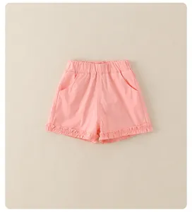 Détail du short rose en coton pour petite fille avec taille élastique à volants et poches