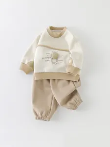 Zweiteiliges Baumwollset für Jungen mit Krokodil-Stickerei und khakifarbenen Jogginghosen