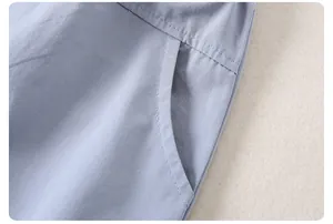 Detailansicht hellblaue Kinder-Latzhose mit Seitentasche und doppelten Steppnähten