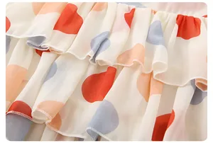 Dettaglio ravvicinato di tessuto in chiffon a balze con pois multicolori vivaci
