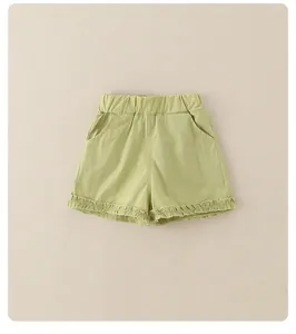 Détail du short d'été vert clair avec taille élastique et accents d'ourlet à volants