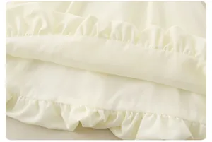 Détails de près du haut crème sans manches avec bords à volants et texture tissée